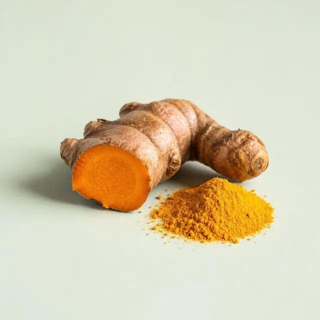 Turmeric root and curcumin powder